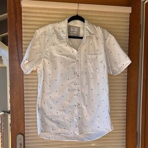 Quiksilver White Short Sleeve Shirt with Blue Accents Size L